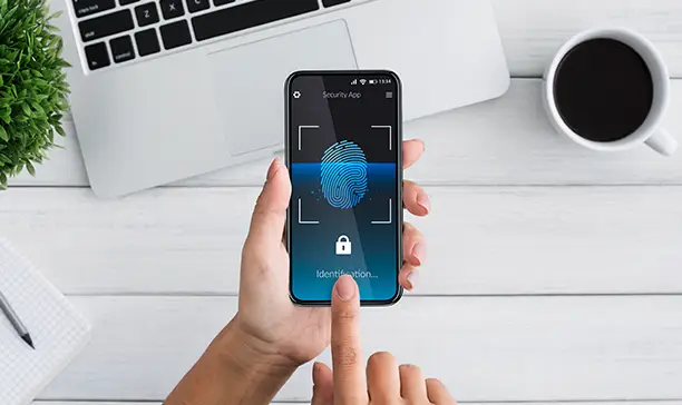 Onboarding en 90 segundos con verificación biométrica que detiene el fraude antes de que ocurra