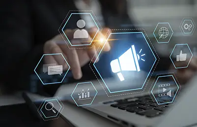 Colaboración industrial en tiempo real entre plantas y equipos distribuidos mediante comunicación digital unificada.