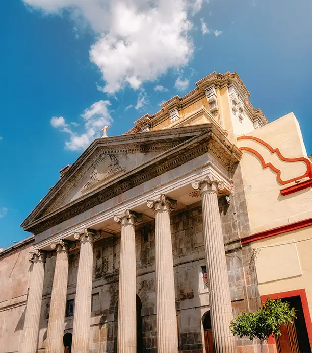 Ecosistema digital gubernamental fragmentado en Querétaro con múltiples portales desconectados y necesidad de una plataforma ciudadana unificada y escalable.